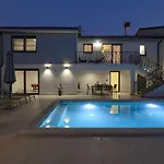 빌라 In With Swimming Pool *