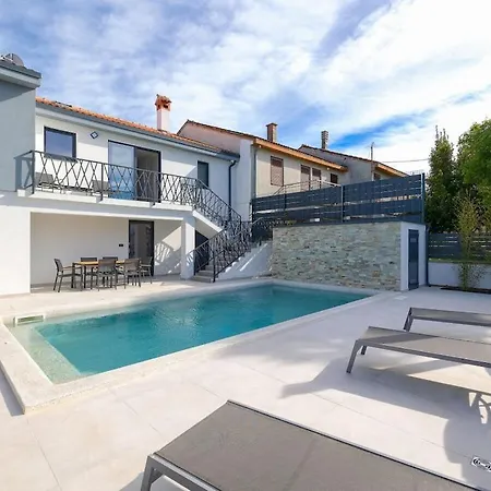 In With Swimming Pool Βίλα *