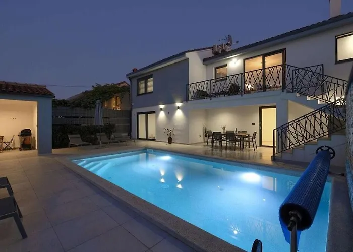 In Pula With Swimming Pool 풀라