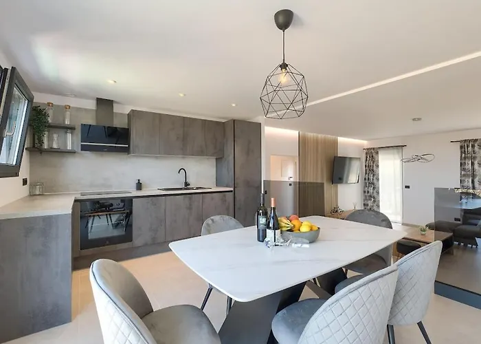 In Pula With Swimming Pool 빌라