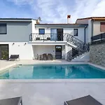 빌라 In With Swimming Pool 풀라