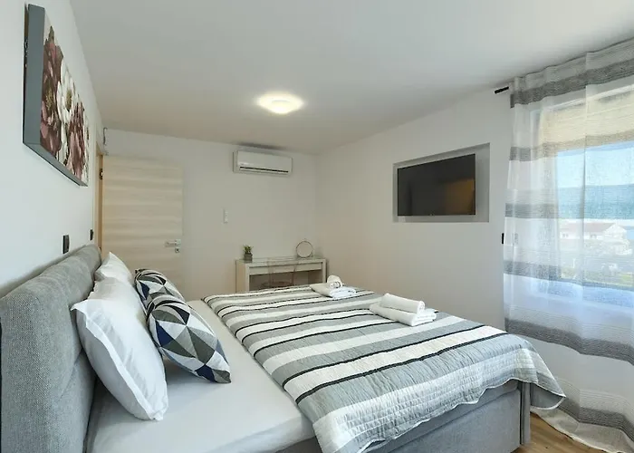 In With Swimming Pool Villa *